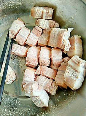 五花肉洗净，切成2.5到3厘米左右的方块，锅中加水将肉煮至半熟备用