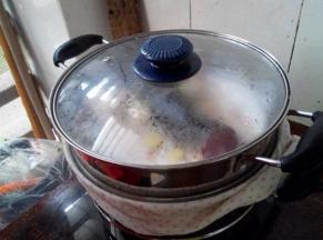 蒸锅加水，水烧开后把草鱼放入锅中蒸8分钟