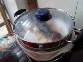 蒸锅加水，水烧开后把草鱼放入锅中蒸8分钟