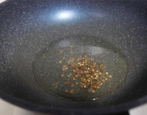 炒锅倒入少量油，烧热后加花椒炒香，花椒变黑后关火