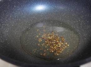 炒锅倒入少量油，烧热后加花椒炒香，花椒变黑后关火