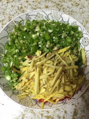 青红椒切圈，生姜切丝