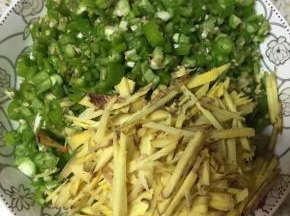 青红椒切圈，生姜切丝