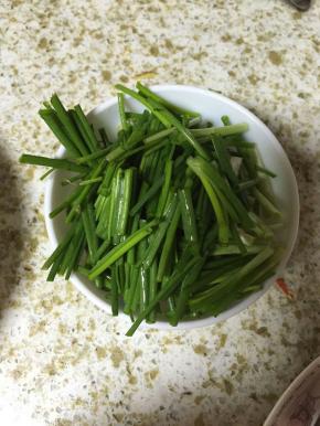 大葱切段备用