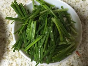 大葱切段备用