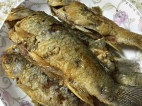 鲫鱼两面都炸好后捞出沥油备用