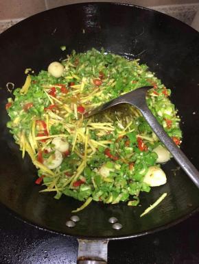 锅中炸鱼的油加热，放入姜丝、青红椒、大蒜、盐等调料炒香