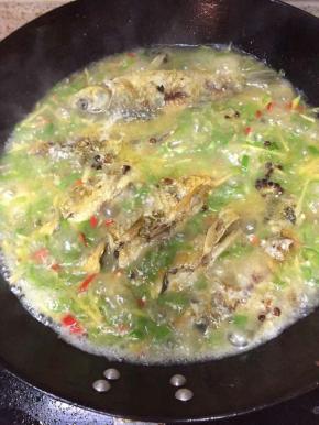 翻炒2-3分钟后加清水，放入之前煎炸好的鲫鱼大火开煮