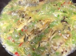 翻炒2-3分钟后加清水，放入之前煎炸好的鲫鱼大火开煮