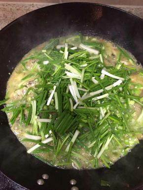 鱼汤煮成奶白色撒上葱段，麻辣鲜香的鲜椒鲫鱼出锅