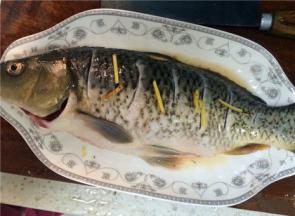 用葱、姜、料酒、花椒和少许清水将鲤鱼腌制40分钟，去除鱼腥味