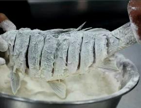 将淀粉和面粉调成糊，在腌好的鲤鱼表面均匀的抹上面糊