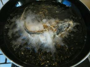 入锅炸8分钟左右，鲤鱼炸成外酥里嫩，色泽金黄即可