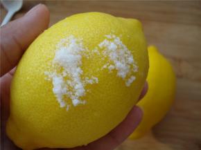 柠檬用盐搓洗干净