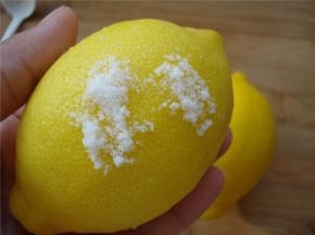 柠檬用盐搓洗干净