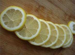 擦干柠檬表面的水分，将柠檬两头去蒂，切成片，同时去除果肉里的柠檬籽