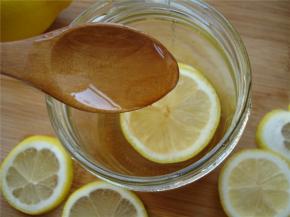 将柠檬片放入事先准备的容器中，按照一片柠檬一勺蜂蜜的步骤，把所有柠檬都腌好
