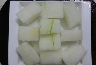 冬瓜去皮去瓤，切成方块