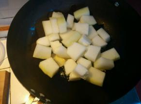 热锅下油，油热后下入冬瓜块煎