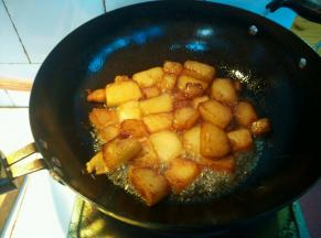 煎至四面略显金黄后，下少许白糖、生抽和老抽与冬瓜块一起炒匀，加一小碗水后盖上锅盖，焖煮至冬瓜到熟