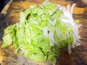白菜洗干净，切成小段备用