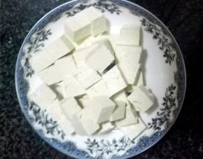 豆腐切成小块