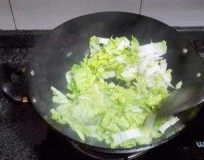 炒锅中放入少量的猪油，将白菜倒入锅中翻炒