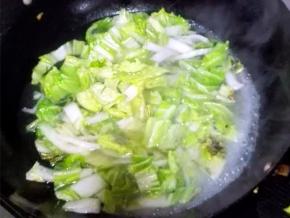 白菜炒软后加水，没过白菜，加盖大火煮