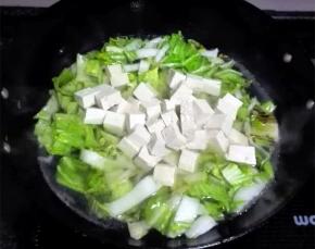 煮开后放上豆腐块，继续加盖煮