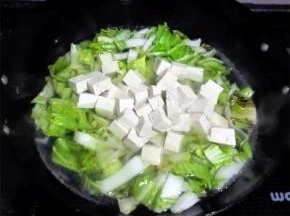 煮开后放上豆腐块，继续加盖煮