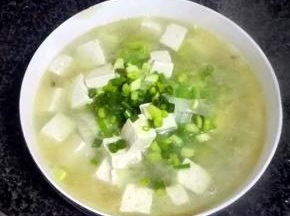 锅中煮开后，加入适量盐，关火出锅，装盘后撒上葱花即可