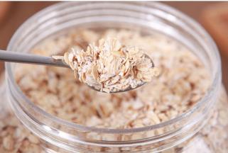 准备适量的即食燕麦