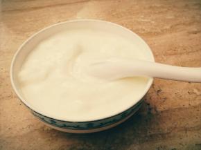 加入酸奶和牛奶，按照个人喜好添加即可