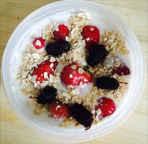 草莓和桑椹洗干净放入碗中，搅拌均匀入冰箱，隔天拿出来就可以享用了