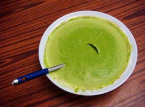 菠菜汁中加入面粉和鸡蛋，放入少许盐，搅拌均匀成面糊