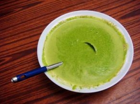 菠菜汁中加入面粉和鸡蛋，放入少许盐，搅拌均匀成面糊