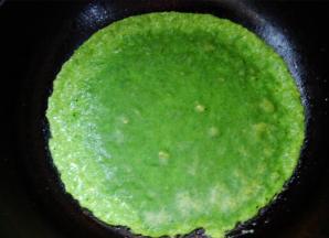 锅中少油，小火倒入适量的面糊摊开，把面饼两面煎熟