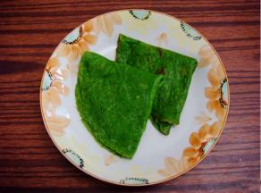 煎好后的面饼装盘，配上一杯牛奶，营养早餐就完成了