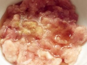 先把里脊肉洗净切片，然后用盐、生抽腌制小时左右，用水淀粉搅匀