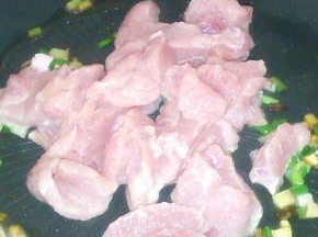 炒锅热油，倒入腌制好的里脊肉片，迅速划炒后盛起。