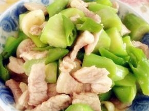 炒锅下油，倒入丝瓜翻炒段生后，放入里脊肉片拌炒，下盐调味即可。