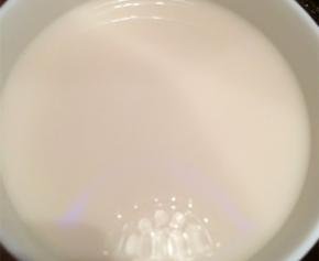 牛奶打开，倒入碗中