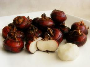 红枣洗净去核备用。荸荠洗净，去蒂备用。