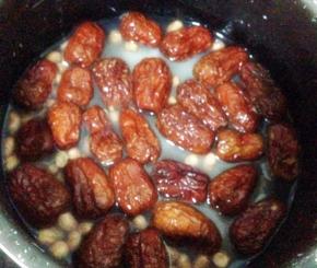 将清水倒入砂锅中，将荸荠、红枣、冰糖放入。