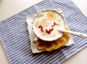 把燕麦片倒入牛奶中泡2分钟，再把香蕉快倒进去，撒上少许的枸杞就好了