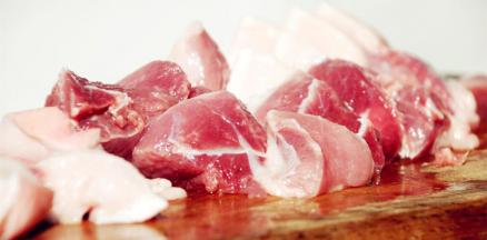 猪肉洗净切成肉末备用，香菜洗净切段。