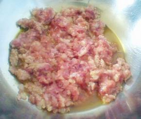 将荸荠、猪肉、冬菜、生粉、鸡粉、盐和少许清水混合搅拌