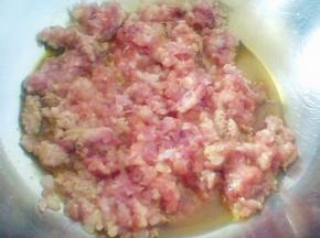将荸荠、猪肉、冬菜、生粉、鸡粉、盐和少许清水混合搅拌