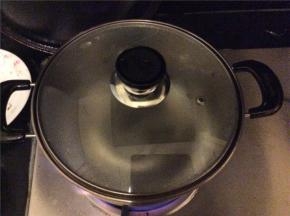 锅中加入适量清水，放上少许的盐，大火煮开