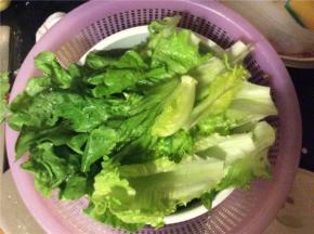 生菜一片片揪下来洗净备用